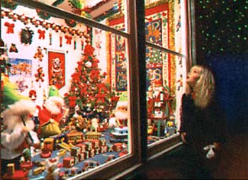 рождественско-новогодние украшения в витринах магазинов